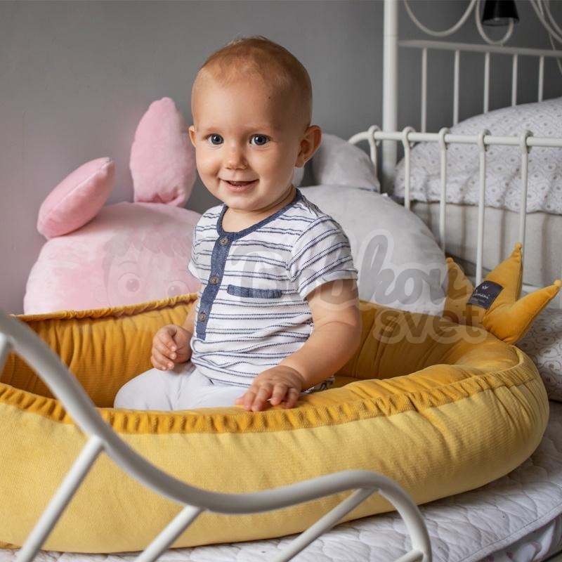 Zamatové hniezdo pre bábätko DAMANI edícia CROWN - horčicové