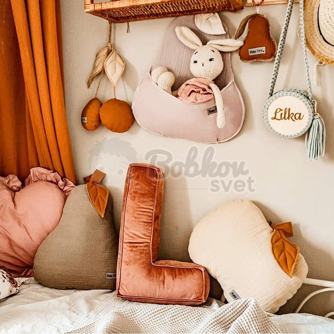 Dekoračný vankúš v tvare písmena / VELVET písmená z abecedy - lesný med