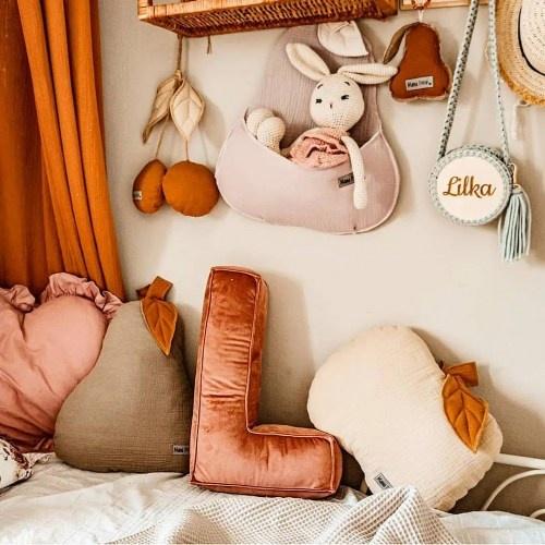 Dekoračný vankúš do izby VELVET písmená z abecedy