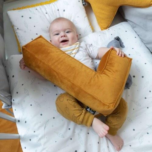 Dekoračný vankúš do izby VELVET písmená z abecedy