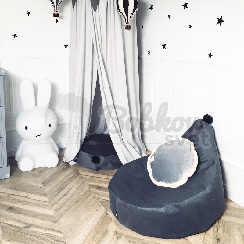 Sedací vak / puf s ozdobným brmbolcom kolekcia VELVET - tmavo sivý