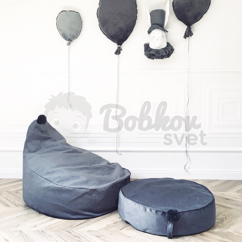 Sedací vak / puf s ozdobným brmbolcom kolekcia VELVET - tmavo sivý