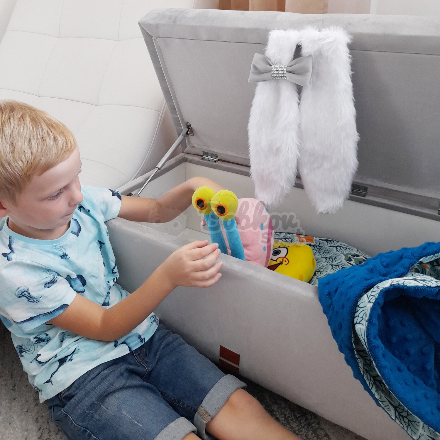 LUXURY úložný box / veľký taburet na sedenie s uškami - bledosivý
